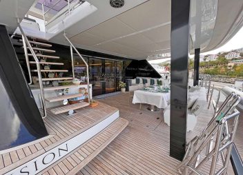 yacht Seaclusion dining area