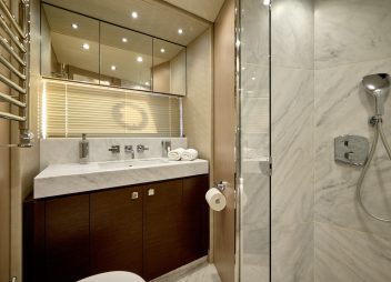 yacht charter bathroom Hideaway1