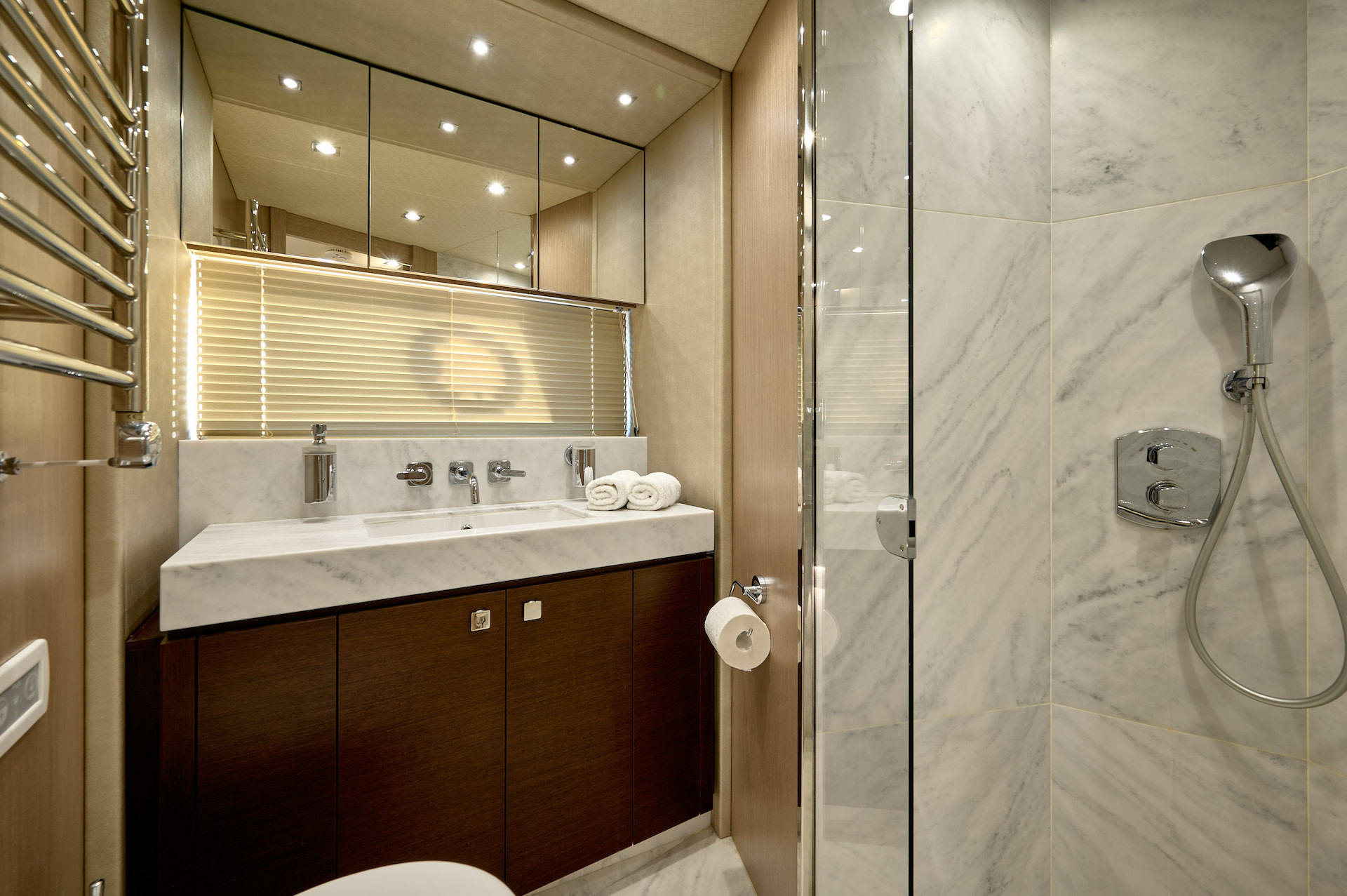 yacht charter bathroom Hideaway1