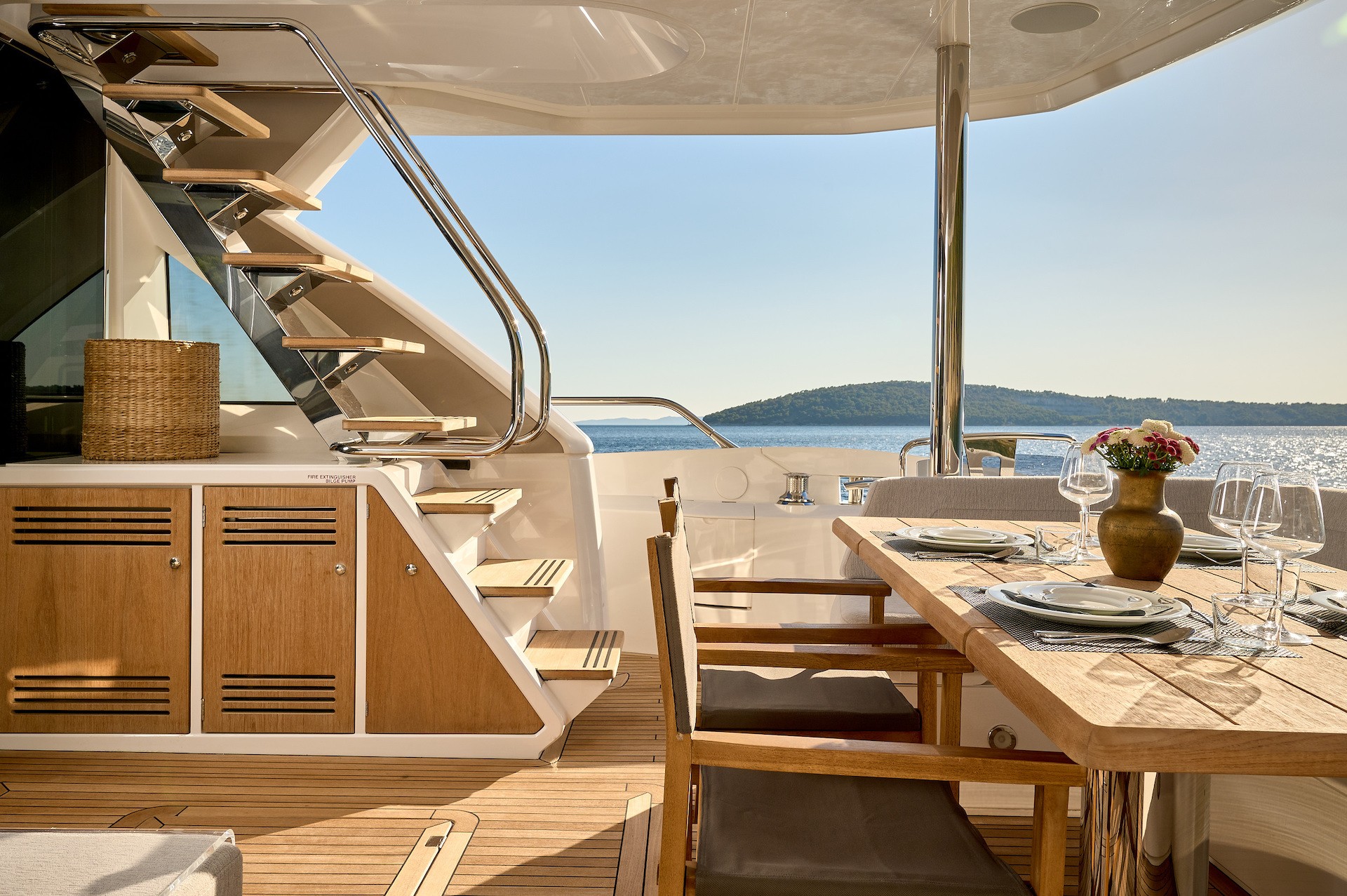 yacht charter dinning motor yacht Hideaway1