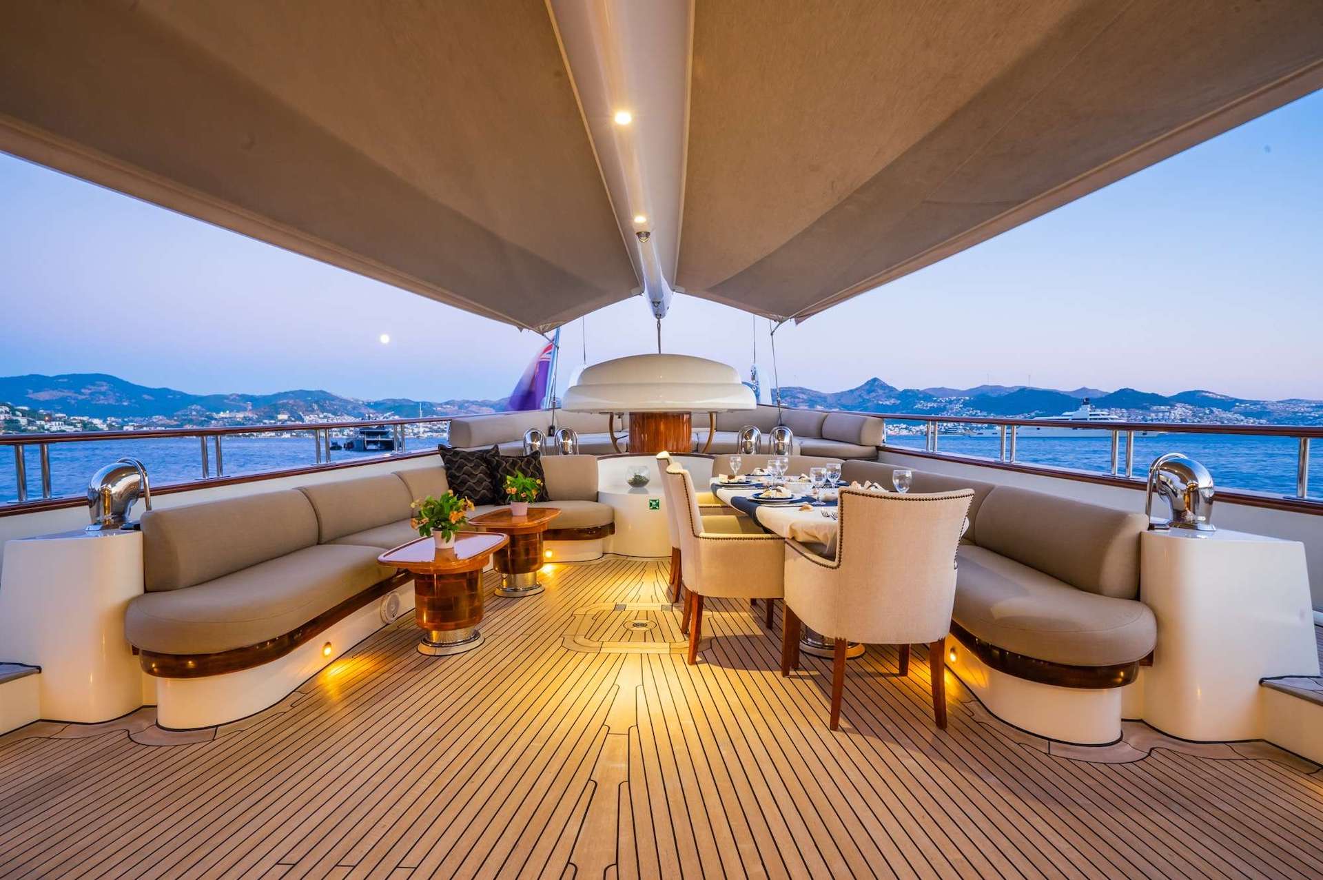 yacht charter alfesco dining