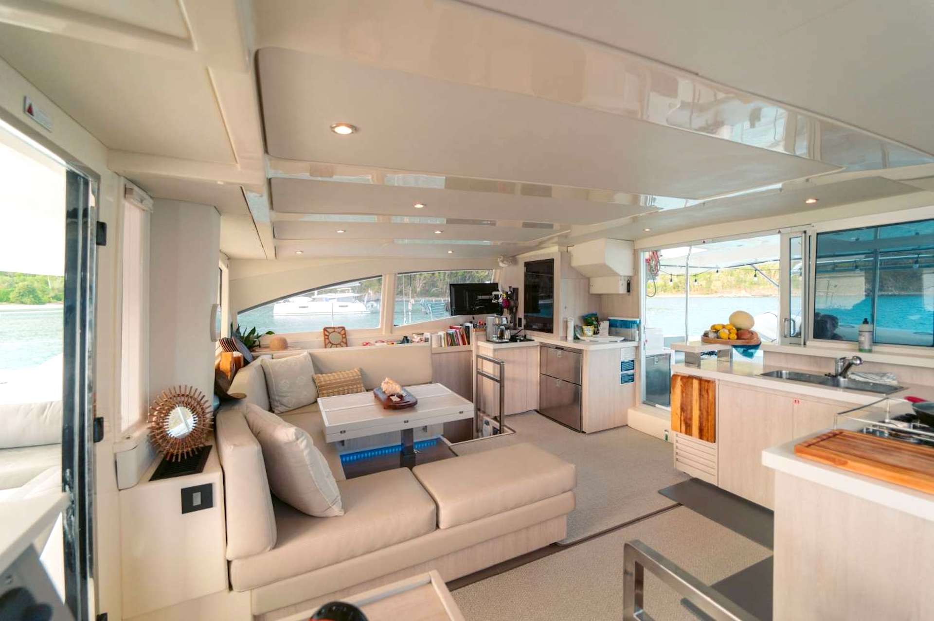 yacht charter catamaran Vicarious saloon
