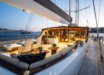 yacht charter dining Zanziba