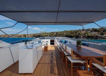 yacht charter fly bridge Shooting Star