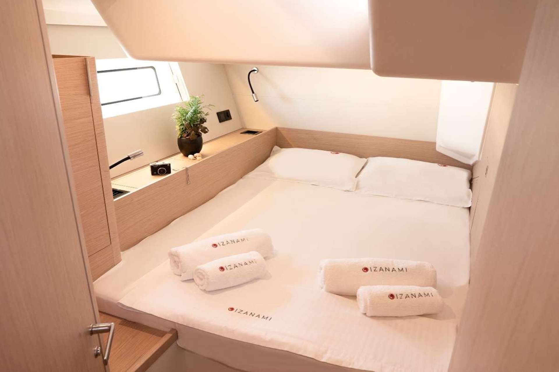 yacht charter Izanami guest cabin