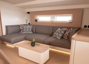 yacht charter Izanami saloon