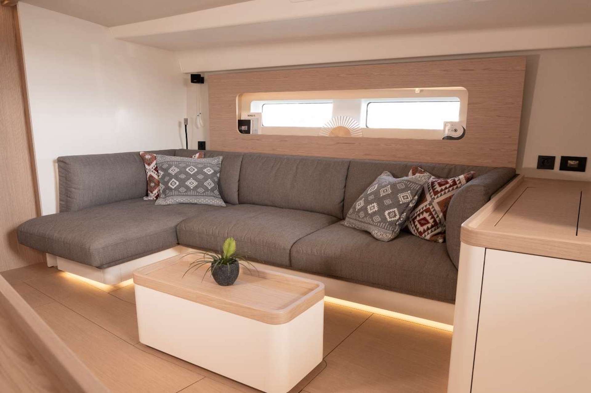 yacht charter Izanami saloon