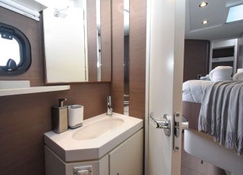 yacht charter Nae Kae bathroom