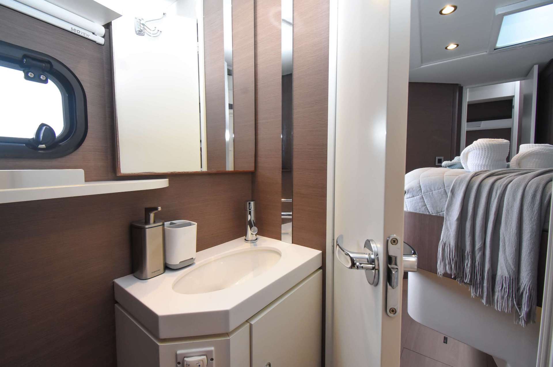 yacht charter Nae Kae bathroom