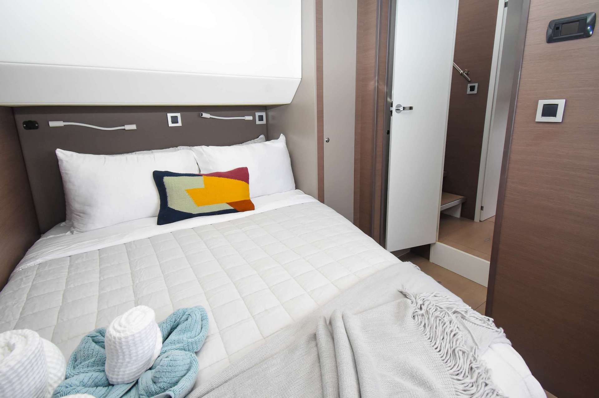 yacht charter Nae Kae guest cabin