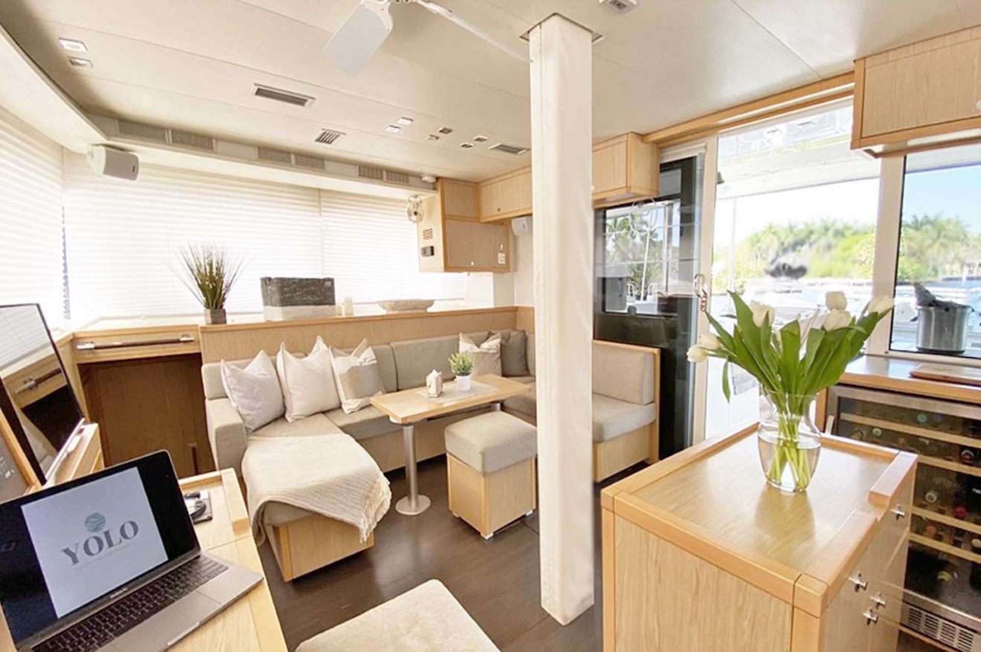 yacht charter saloon Yolo ii