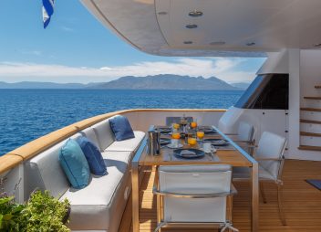 yacht charter Shooting Star aft deck