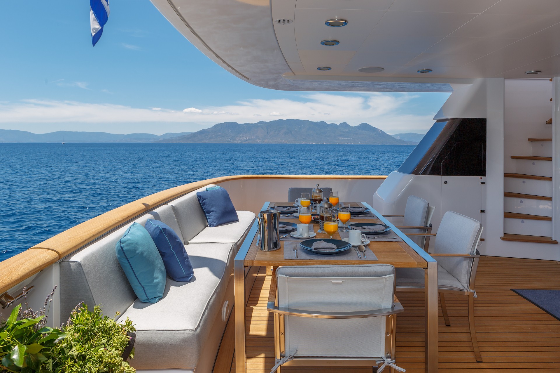 yacht charter Shooting Star aft deck