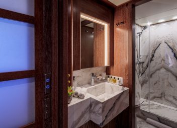 yacht charter Shooting Star bathroom