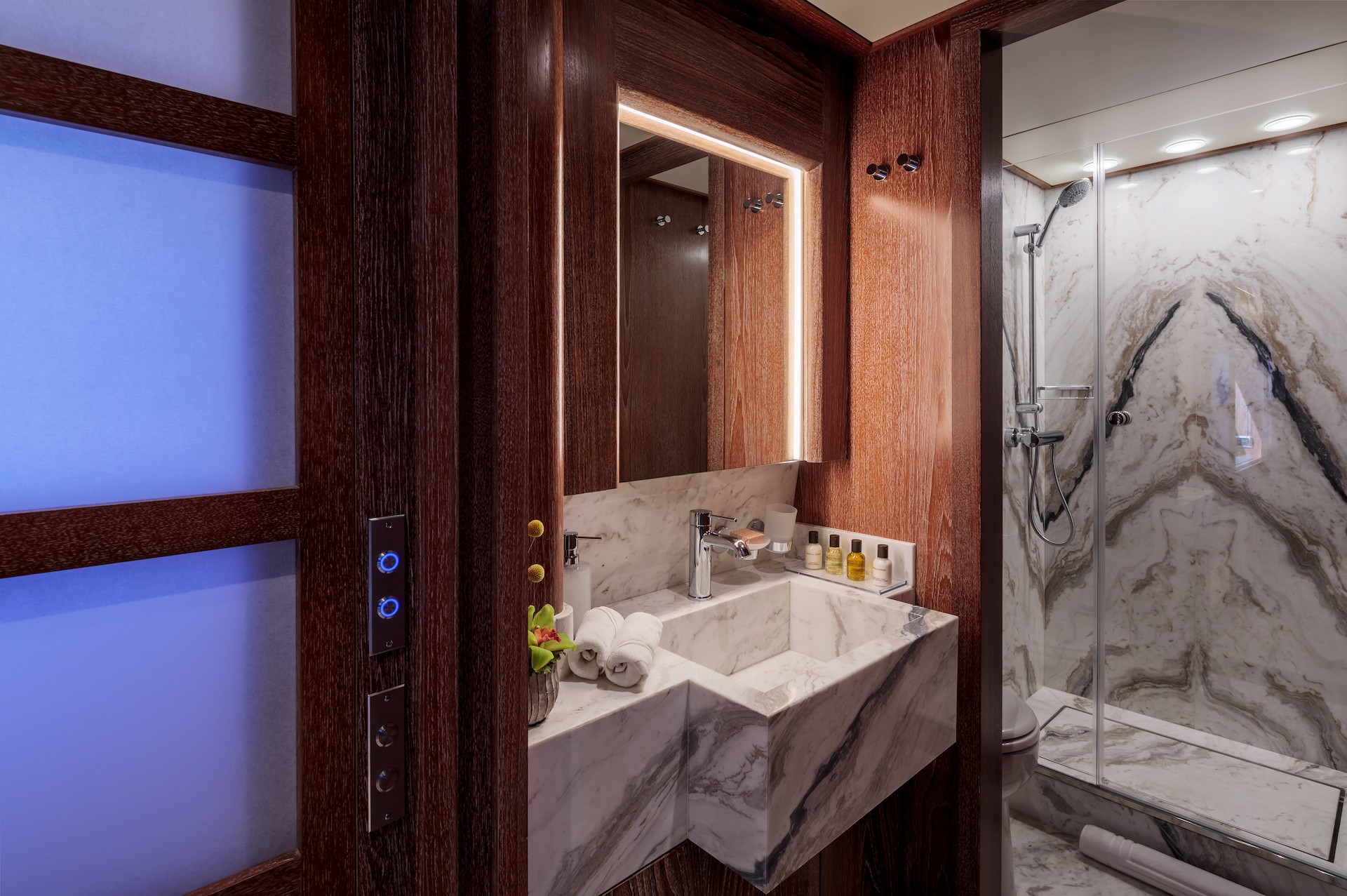 yacht charter Shooting Star bathroom