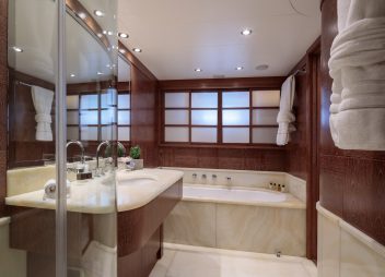 yacht charter Shooting Star master ensuite