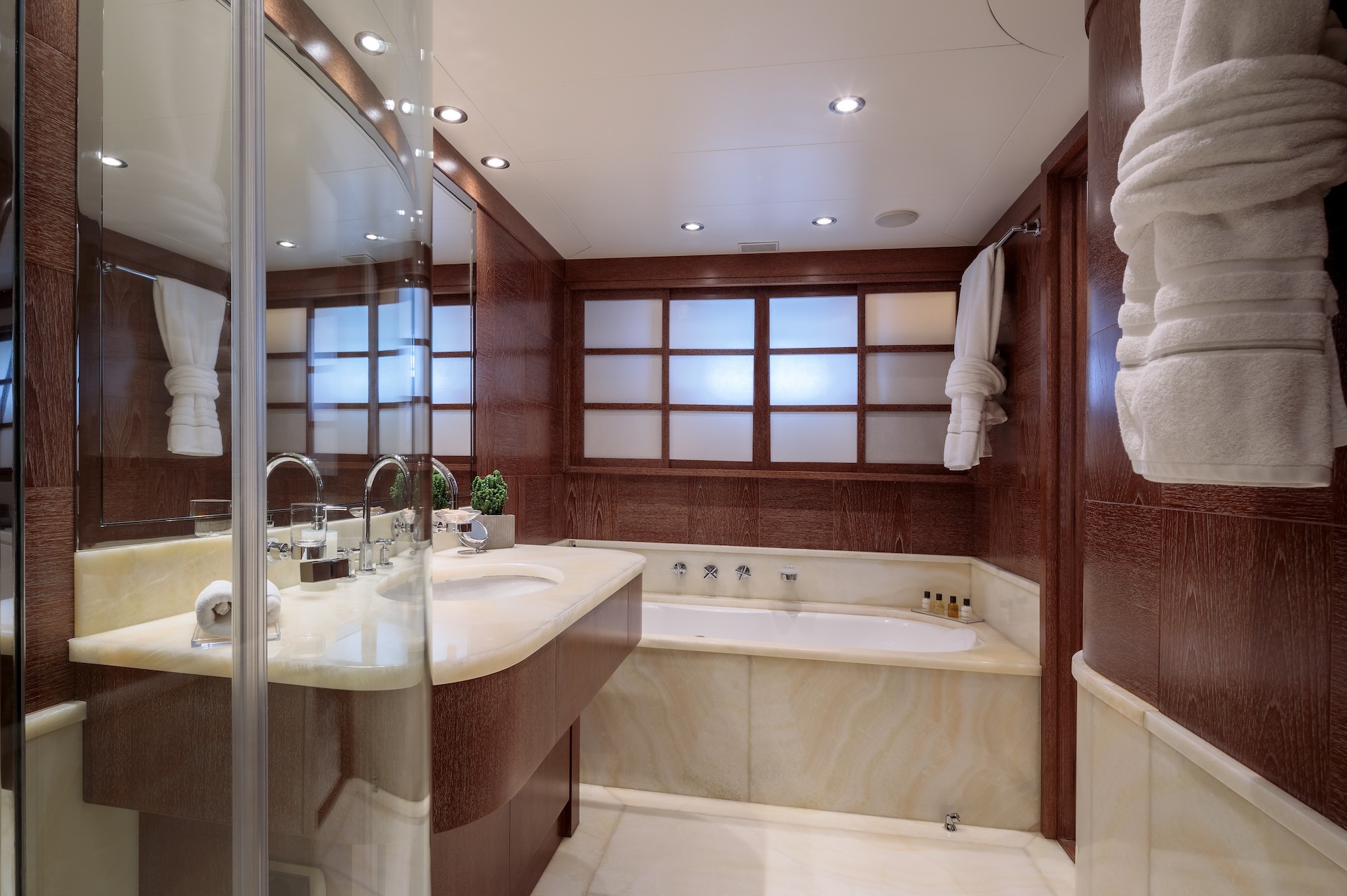 yacht charter Shooting Star master ensuite