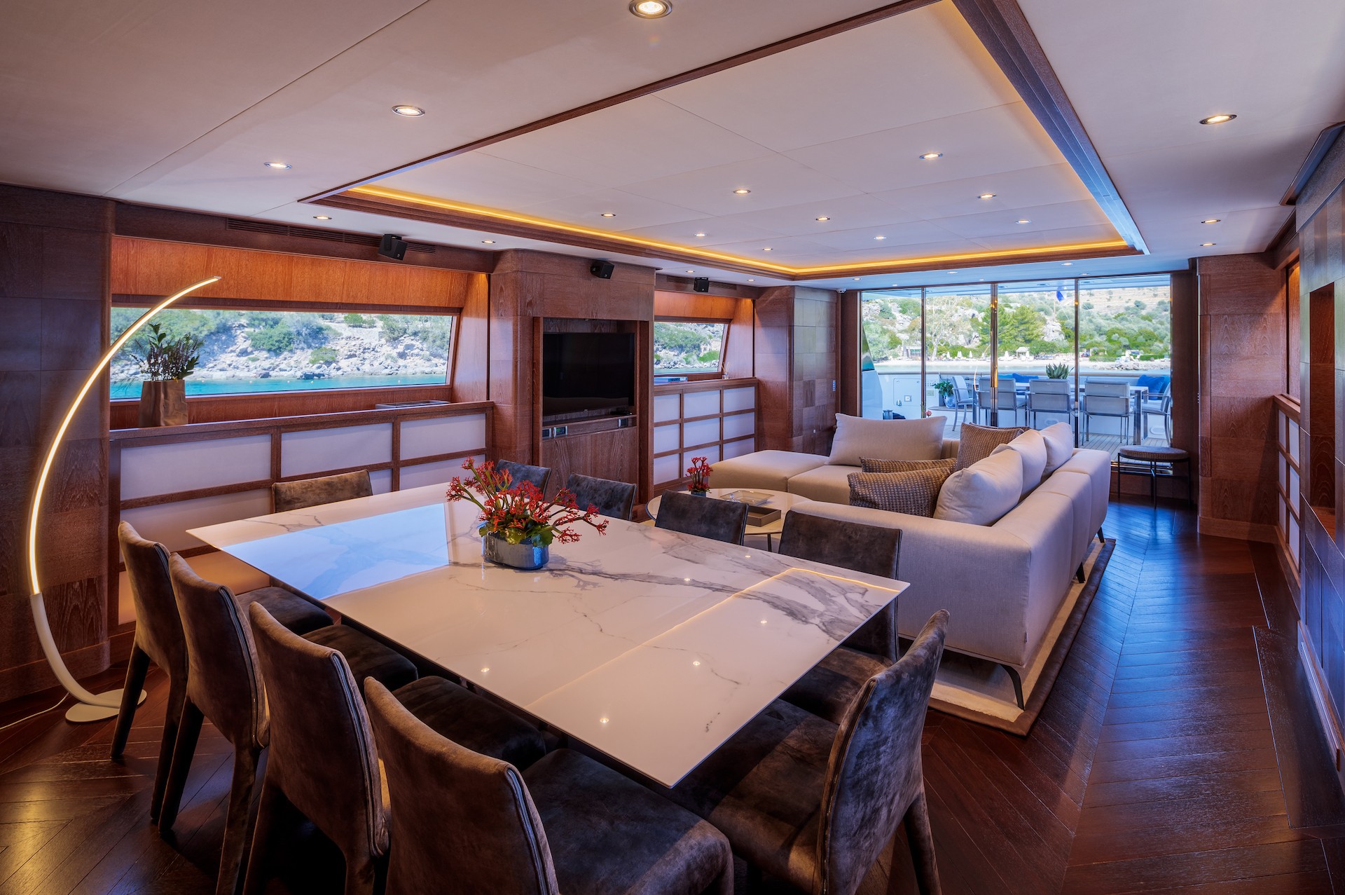 yacht charter Shooting Star saloon