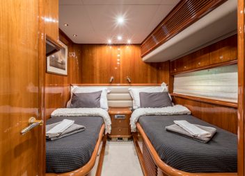 yacht charter Skywater twin cabin