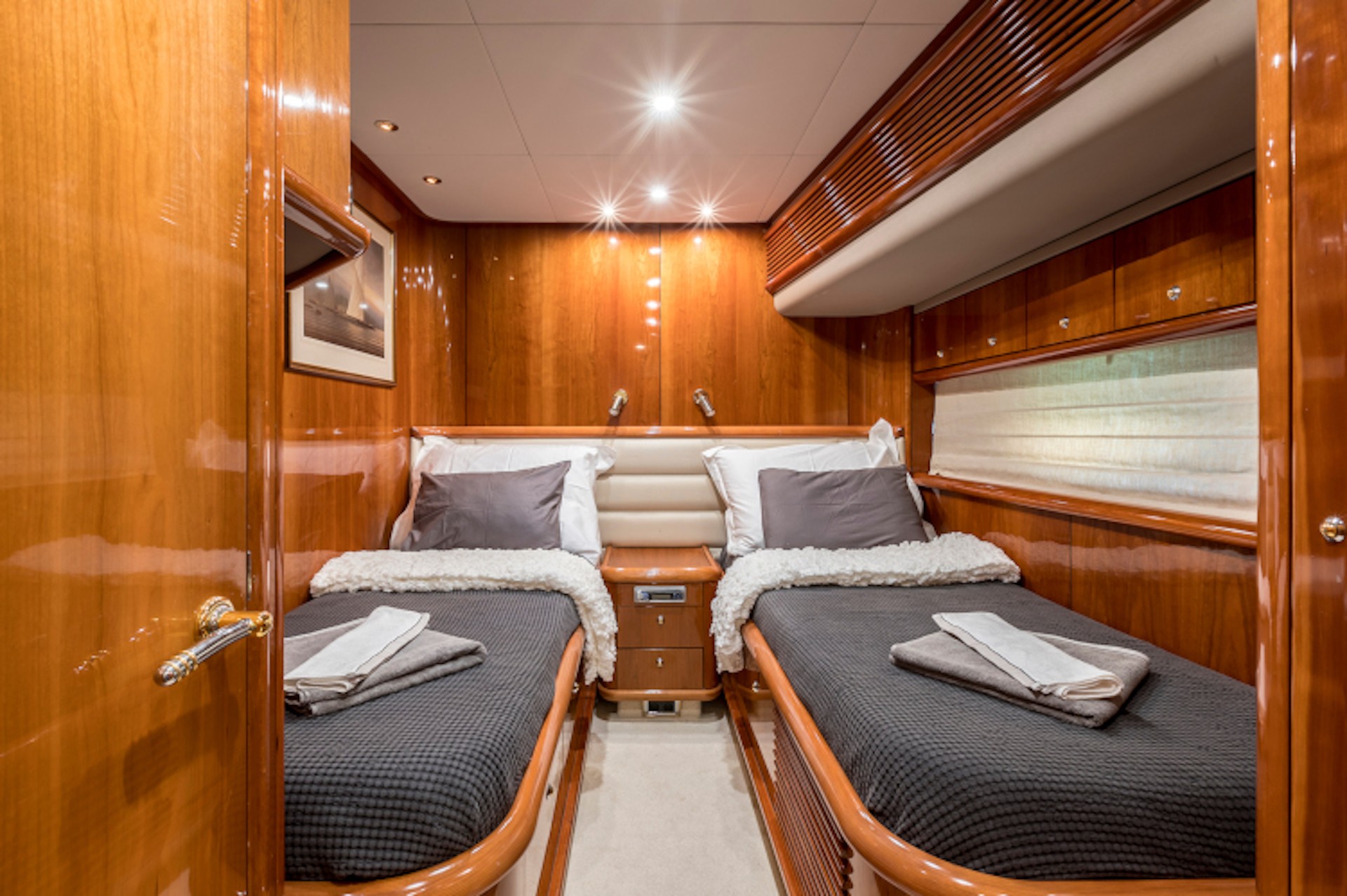 yacht charter Skywater twin cabin