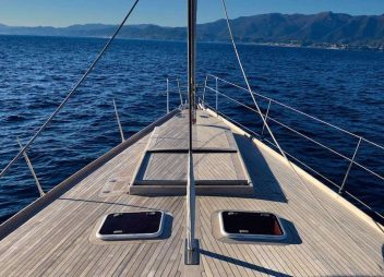 yacht charter Tess bow