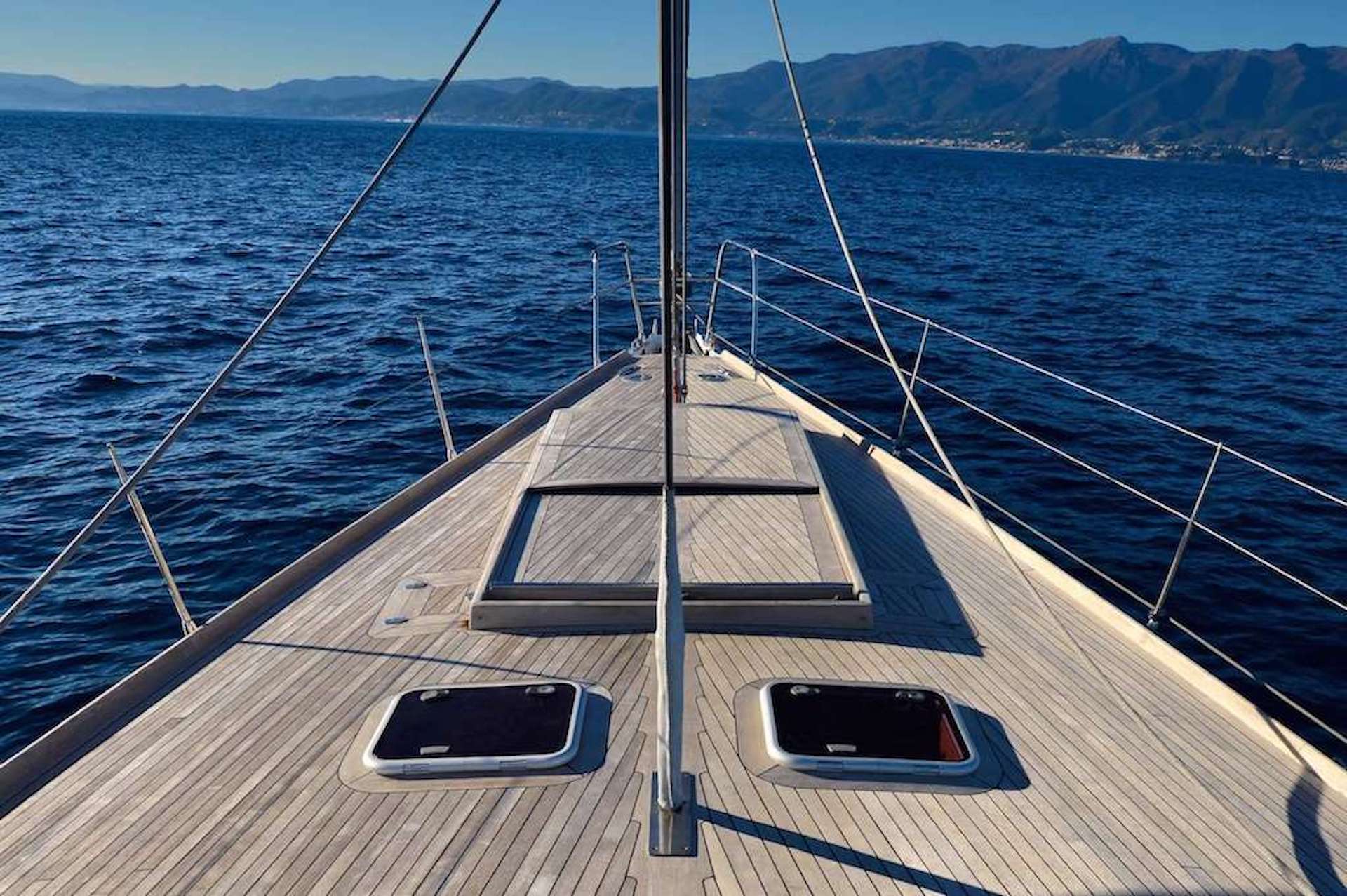 yacht charter Tess bow