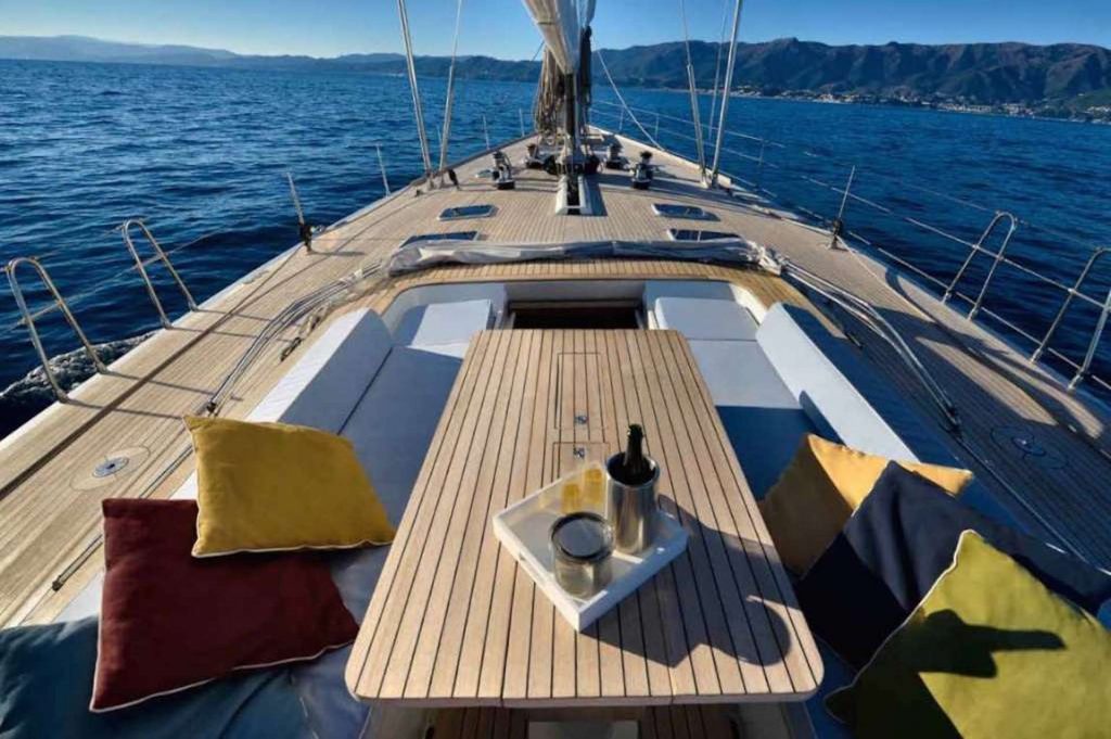 yacht charter Tess deck