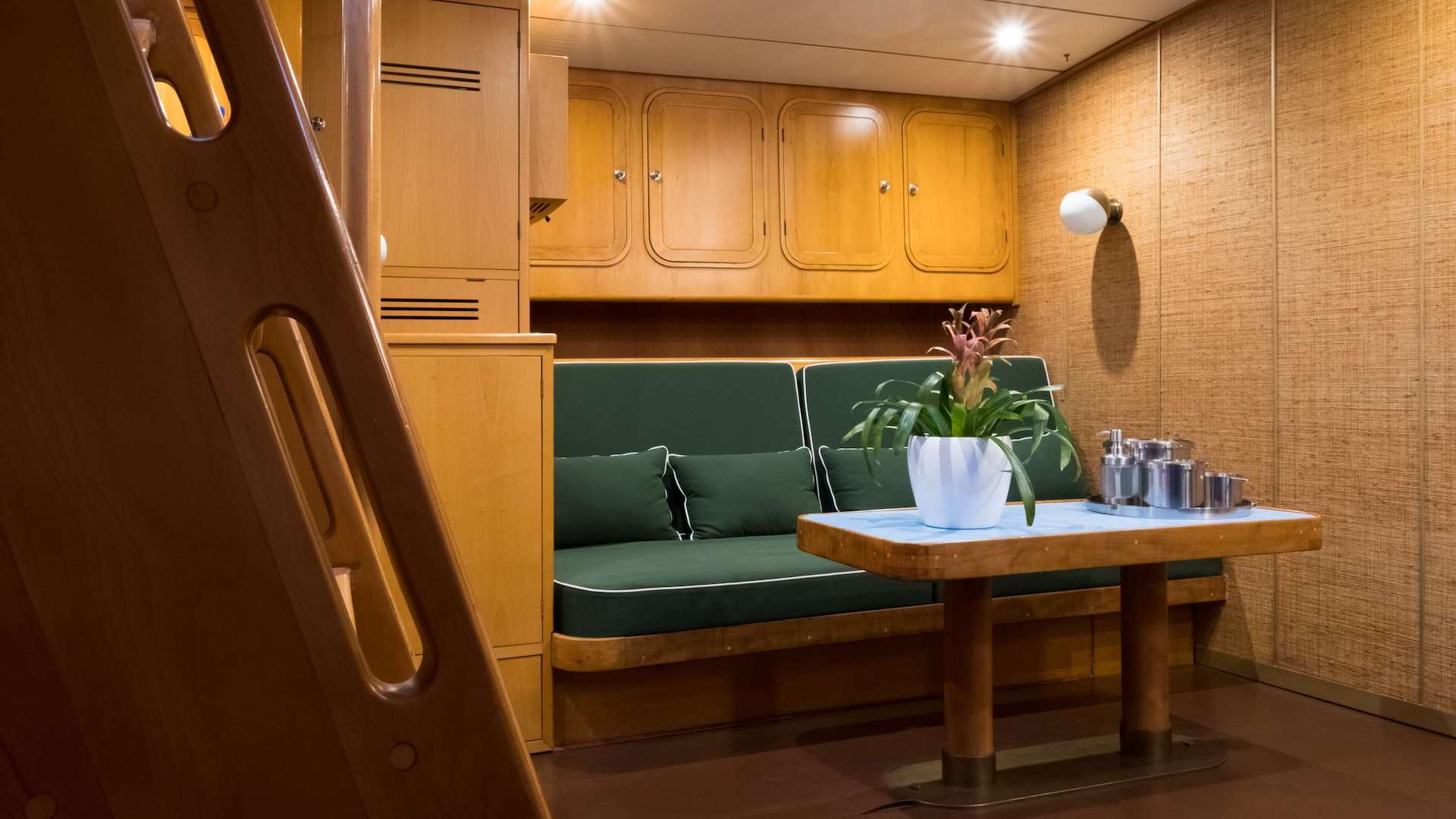 yacht charter Tess saloon