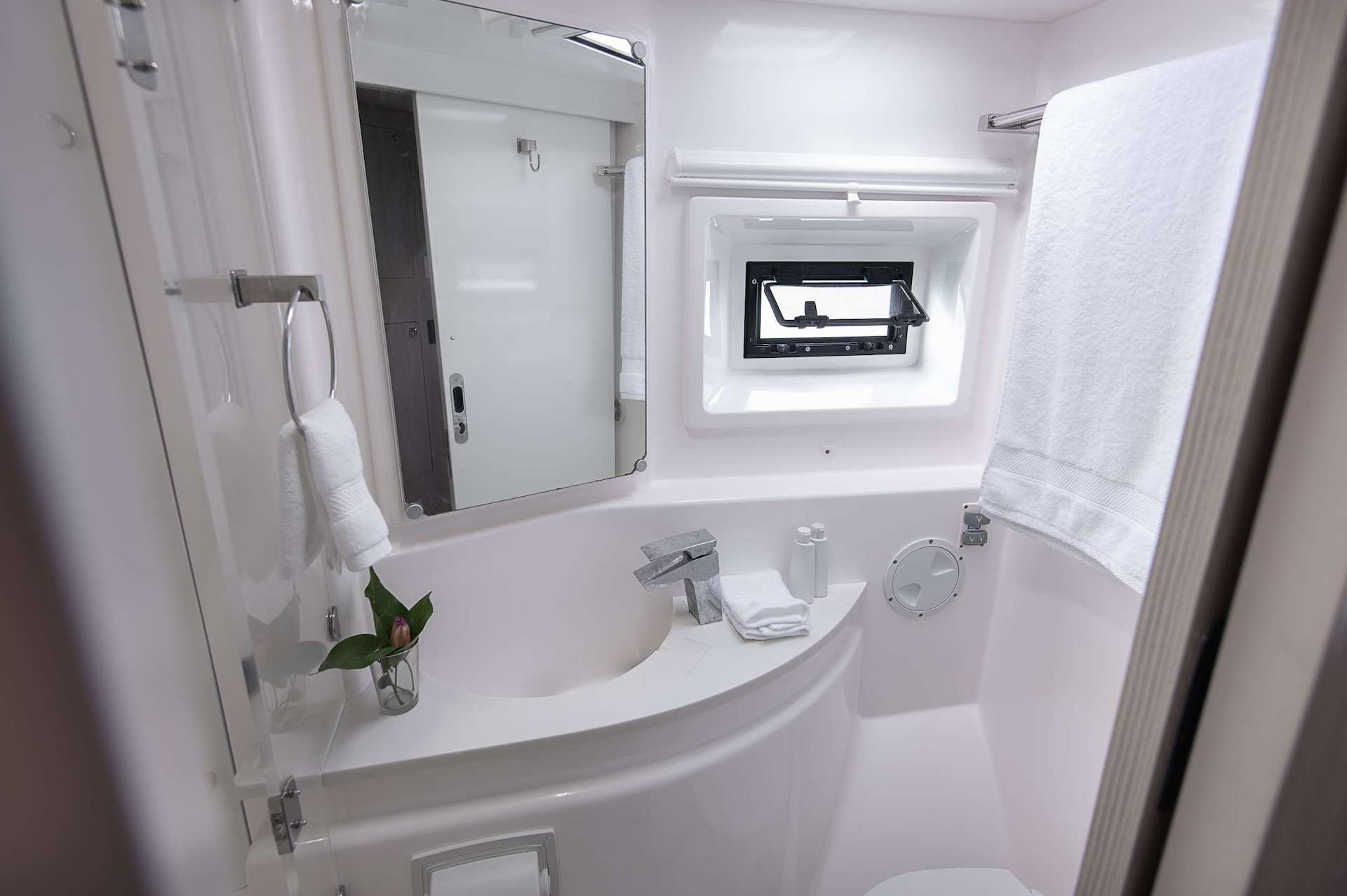 yacht charter Vicarious bathroom