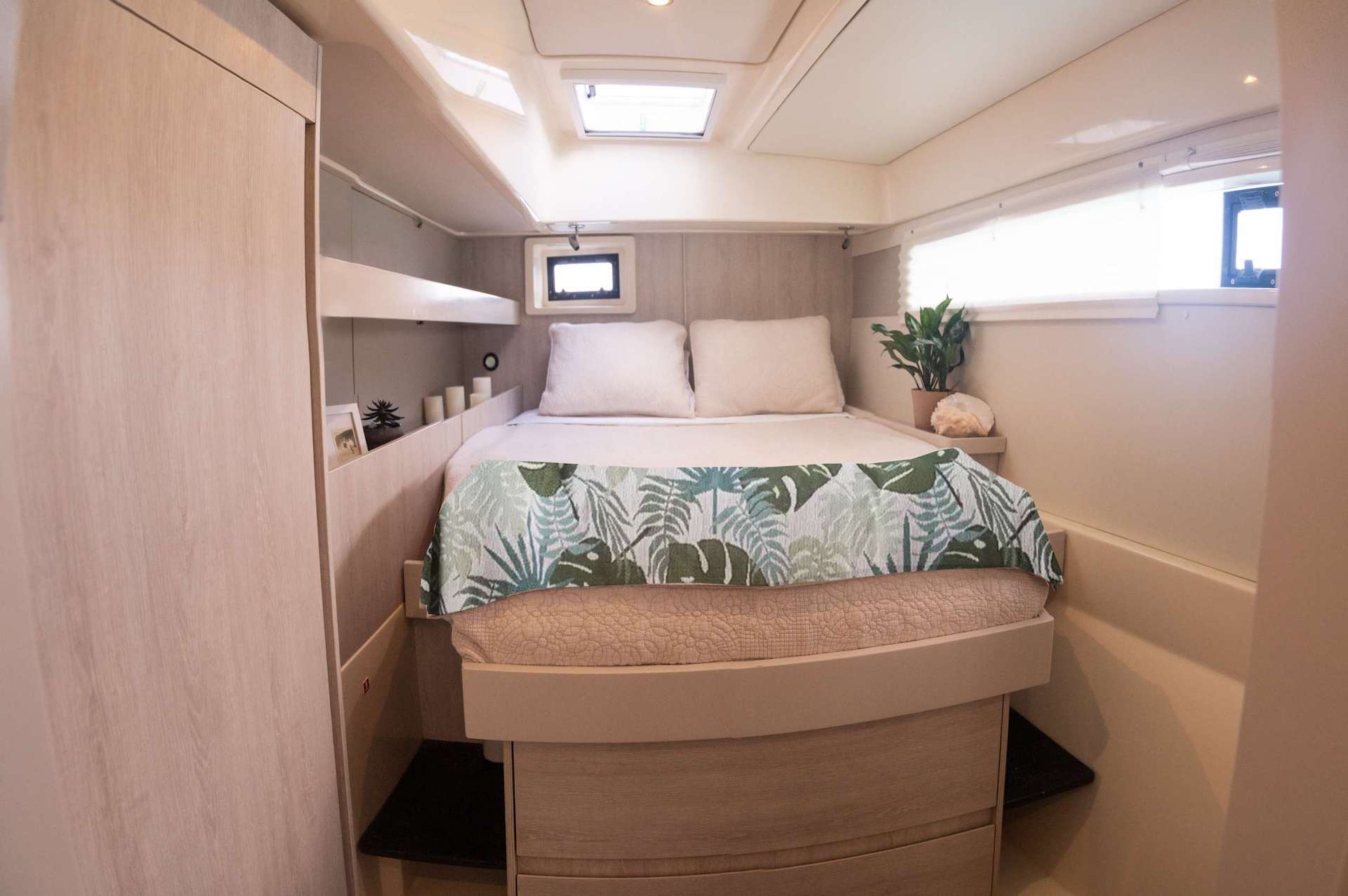 yacht charter Vicarious guest cabin