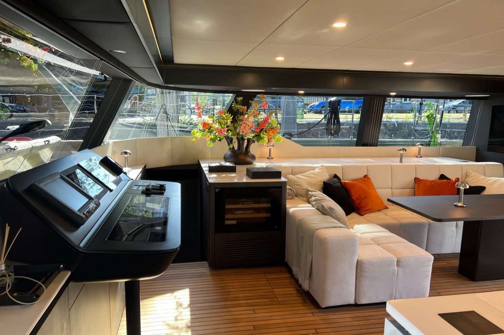 yacht charter ygo saloon