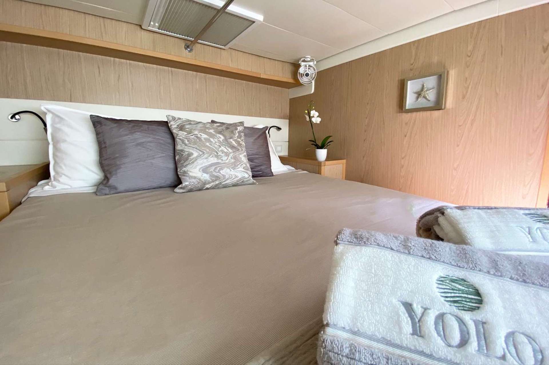 yacht charter Yolo ii cabin