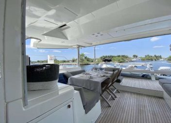 yacht charter Yolo ii dining