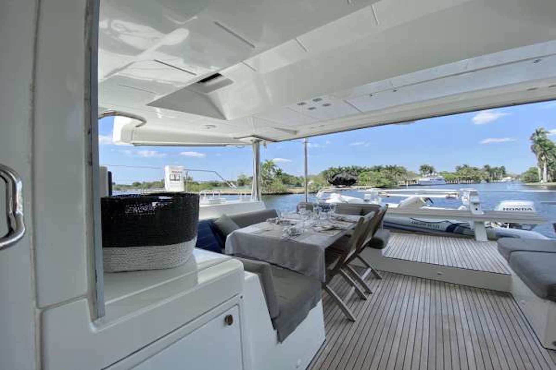 yacht charter Yolo ii dining