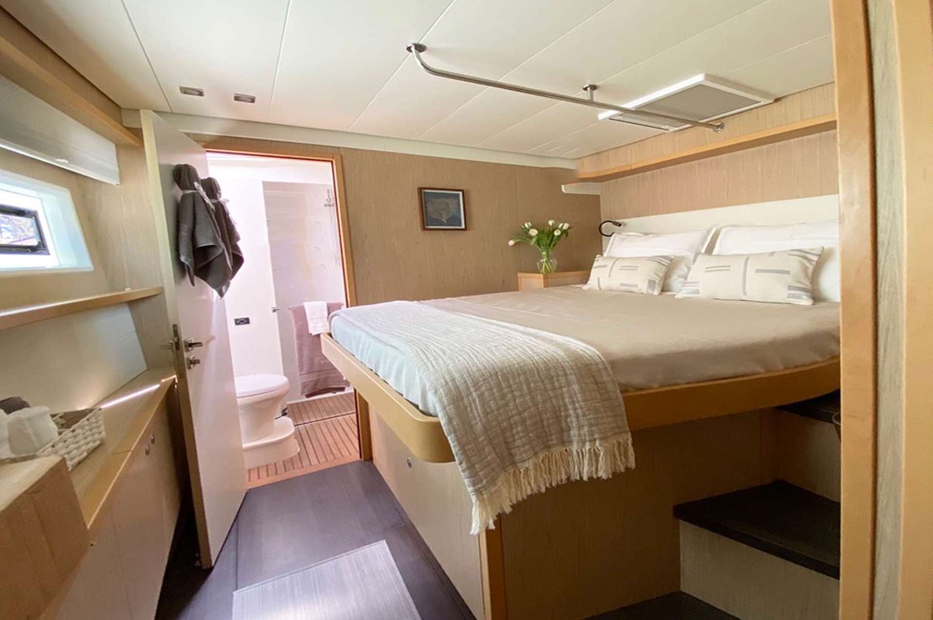 yacht charter Yolo ii guest cabin