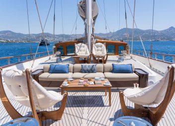 yacht charter Zanziba deck