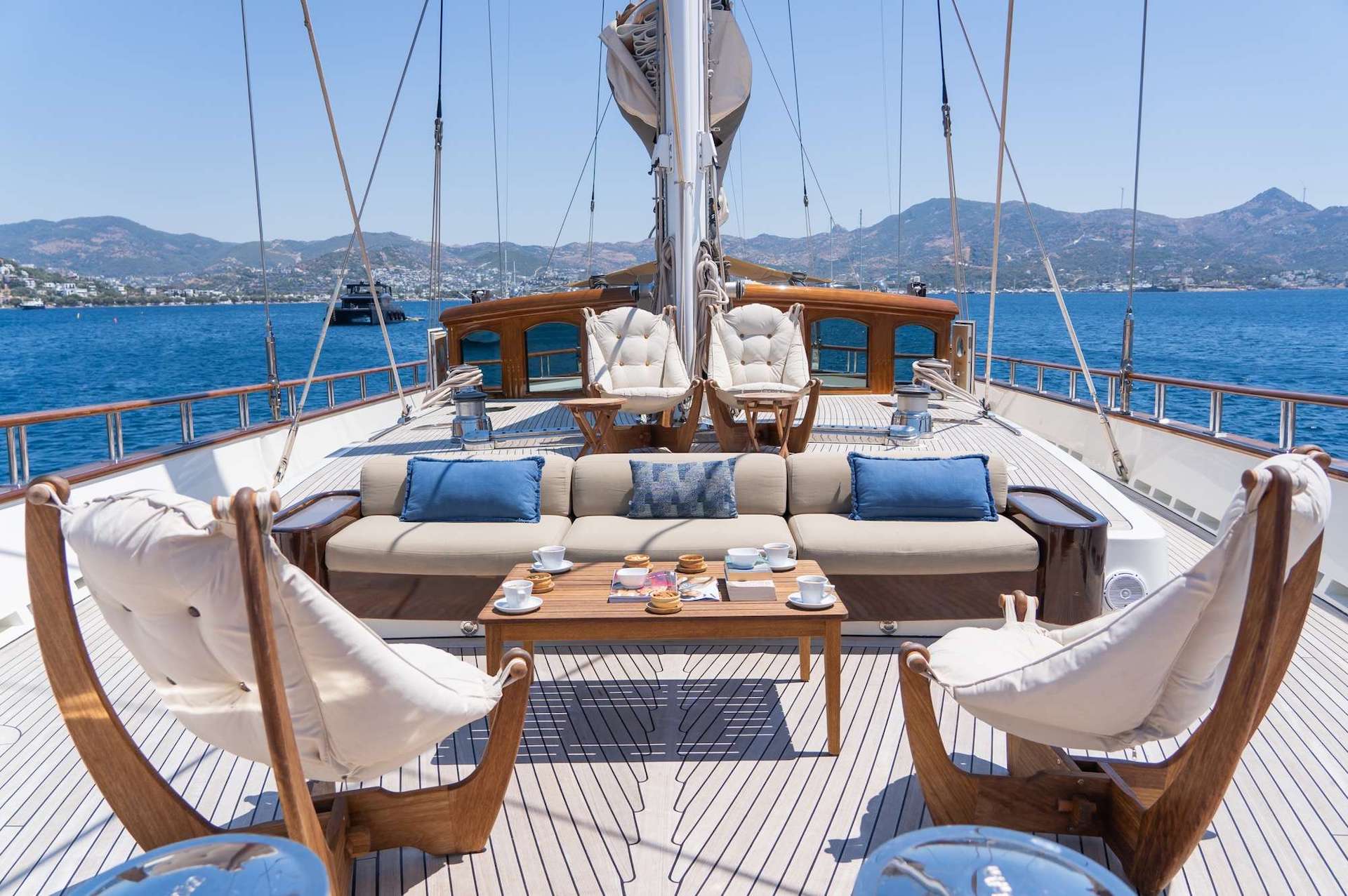 yacht charter Zanziba deck