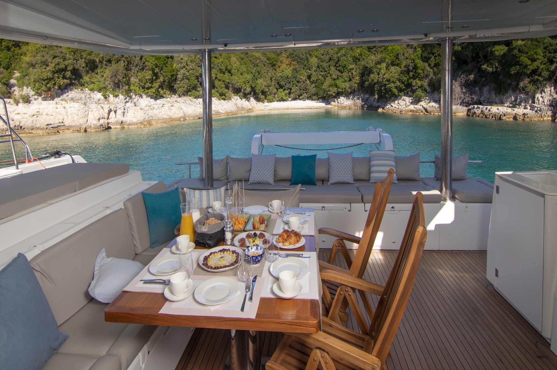 Cool Change dining yacht charter