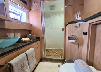 yacht charter Allure bathroom