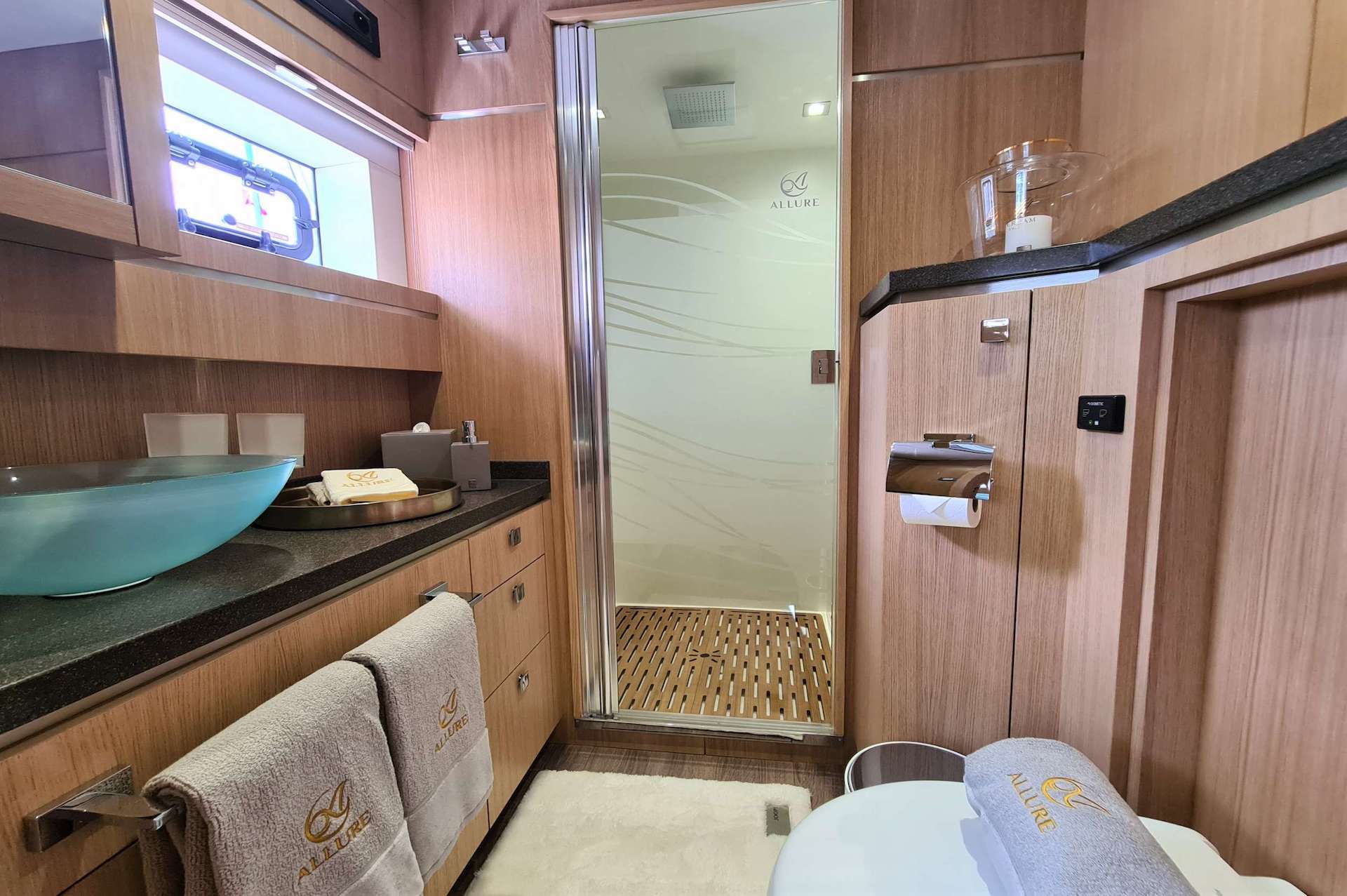 yacht charter Allure bathroom