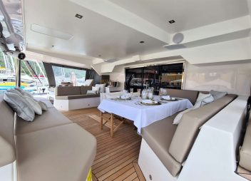 yacht charter Allure diining