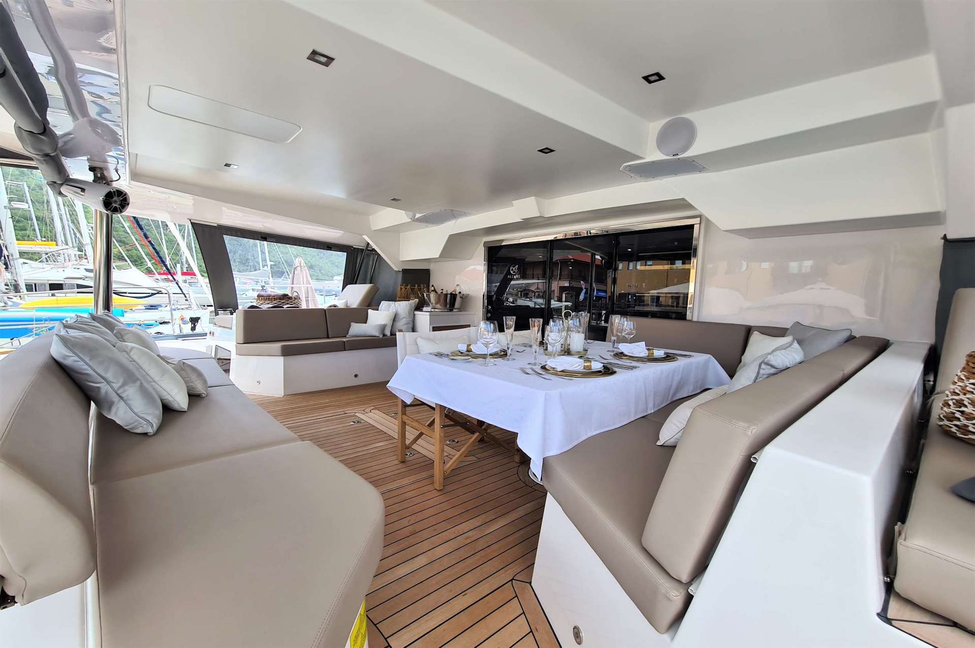 yacht charter Allure diining