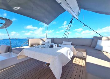 yacht charter Allure flybridge