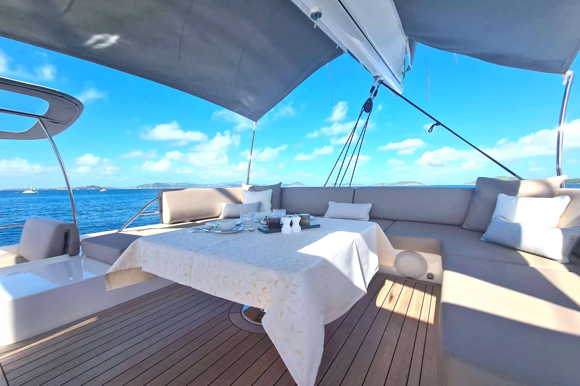 yacht charter Allure flybridge