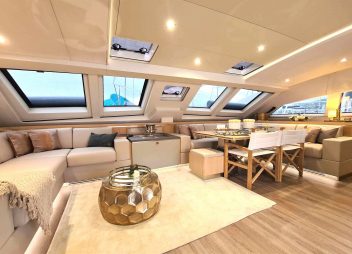 yacht charter Allure salon