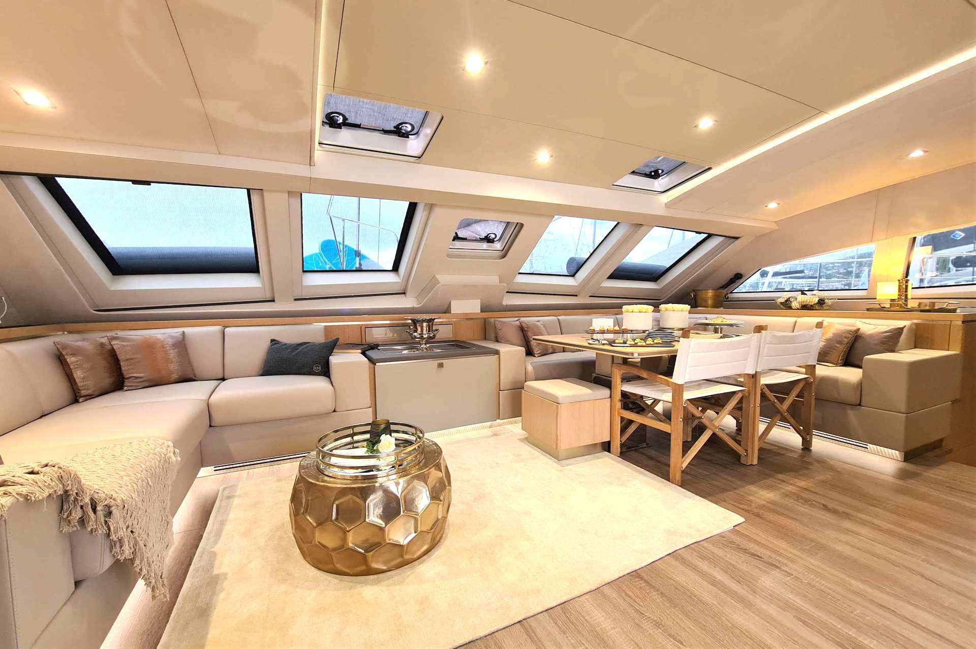 yacht charter Allure salon
