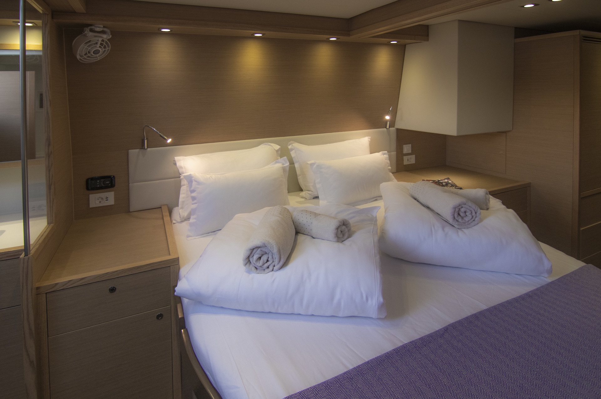 yacht charter Cool Change cabin