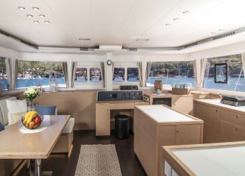 yacht charter Cool Change saloon