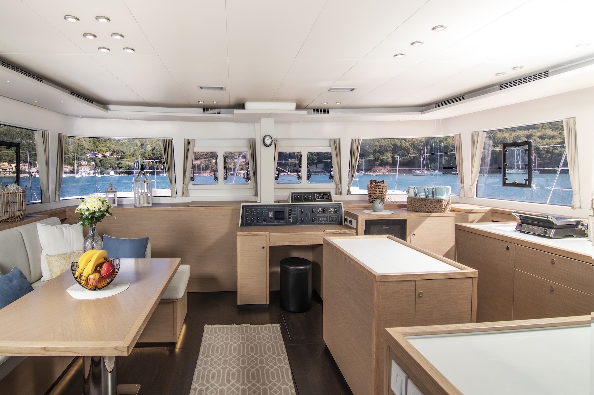 yacht charter Cool Change saloon