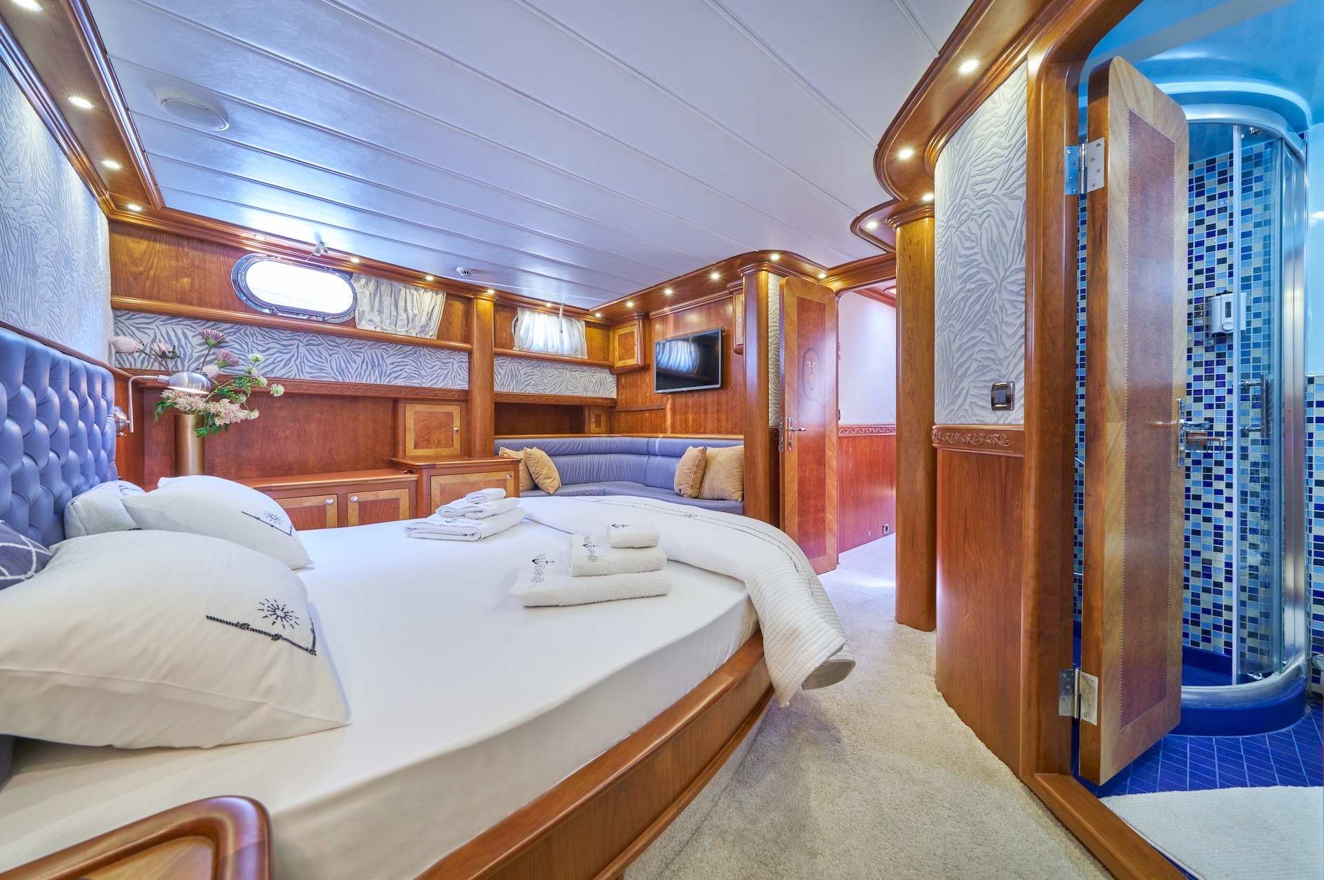 yacht charter vip cabin Lotus